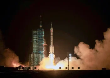 China envia astronauta para missão espacial de um ano
