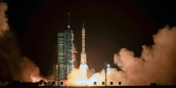 China envia astronauta para missão espacial de um ano
