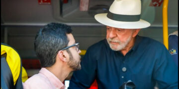 Prefeito de Ponto Belo recebe ônibus das mãos de Lula e representa 23 municípios capixabas em cerimônia nacional