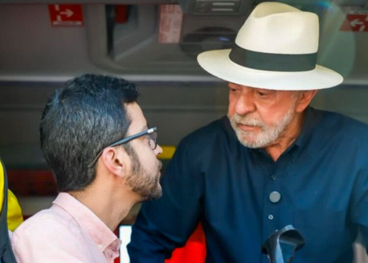 Prefeito de Ponto Belo recebe ônibus das mãos de Lula e representa 23 municípios capixabas em cerimônia nacional