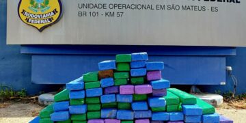 PRF apreende cerca de 100 kg de maconha após perseguição e abandono de caminhonete em São Mateus