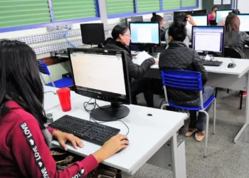 Brasil supera 100 mil escolas públicas com internet gratuita