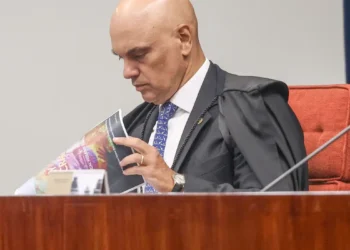 Moraes dá 24 horas para Bolsonaro explicar arma apreendida em blitz