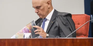 Moraes dá 24 horas para Bolsonaro explicar arma apreendida em blitz