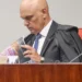 Moraes dá 24 horas para Bolsonaro explicar arma apreendida em blitz