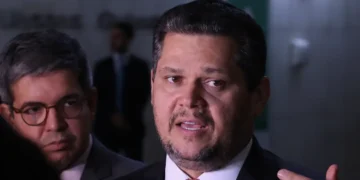 Alcolumbre mantém PEC 6×1 travada em semana esvaziada no Senado