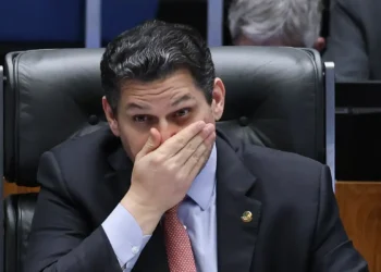 Alcolumbre mantém silêncio sobre 6×1 e oposição tenta preservar escala
