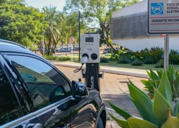 Governo mantém elevação de tarifas a carro elétrico e renova cota zero
