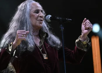 Maria Bethânia chega aos 80 anos como referência da música brasileira