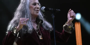 Maria Bethânia chega aos 80 anos como referência da música brasileira
