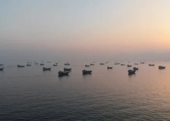 Primeiros navios-tanque atravessam estreito após acordo com Irã