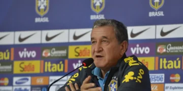Técnico do tetra, Parreira apresenta melhora, mas permanece na UTI