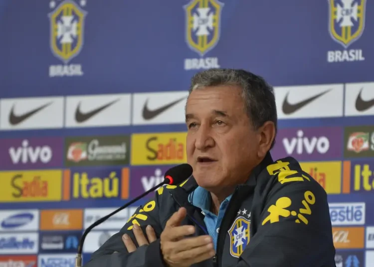 Técnico do tetra, Parreira apresenta melhora, mas permanece na UTI