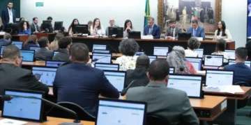 Deputados votam redução da maioridade penal em comissão