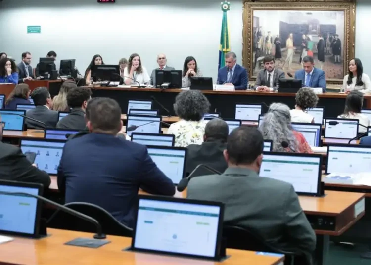 Deputados votam redução da maioridade penal em comissão