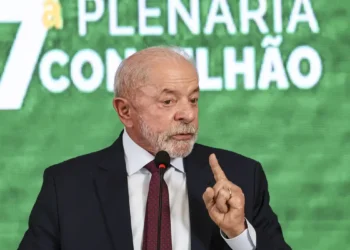 Governo estuda devolução de celular roubado nos Correios, diz Lula