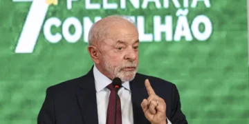 Governo estuda devolução de celular roubado nos Correios, diz Lula