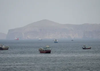Navios já navegam pelo Estreito de Ormuz sob plano de retirada da ONU