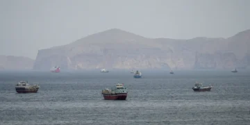 Navios já navegam pelo Estreito de Ormuz sob plano de retirada da ONU