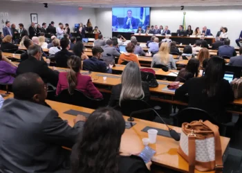 CCJ da Câmara adia análise da PEC da redução da maioridade penal