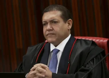 TSE julga liminar que suspendeu pesquisa desfavorável a Flávio