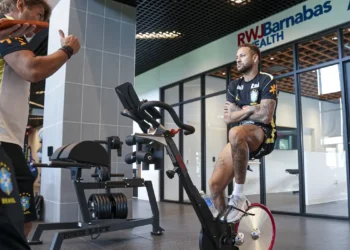 Neymar faz novo exame e segue sem treinar na seleção brasileira