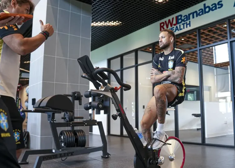 Neymar faz novo exame e segue sem treinar na seleção brasileira