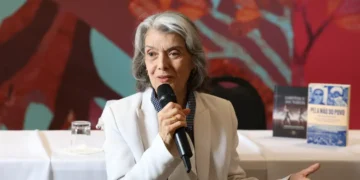 Democracia está nas mãos do povo, não em palácios, diz Cármen Lúcia