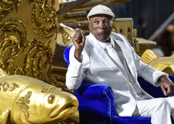 Milton Nascimento tem alta e deixa hospital depois de cinco dias