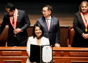 Fujimori assume o poder no Peru