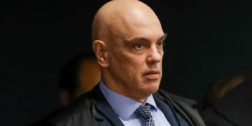 Moraes volta a pedir que PGR se manifeste sobre arma de Bolsonaro