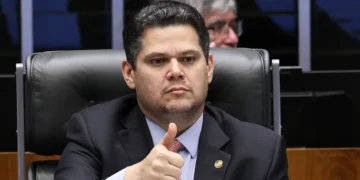 Alcolumbre destrava PEC do fim da 6×1 após conversas com Lula
