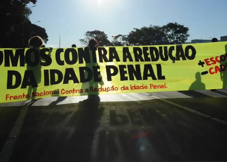 Pediatras se manifestam contrários à redução da maioridade penal
