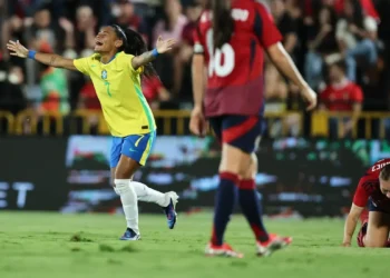 Câmara aprova lei com medidas para promover futebol feminino no país