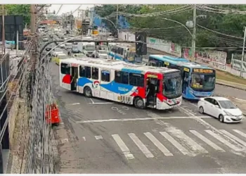 Criminosos usam ônibus em barricadas contra operação policial no Rio