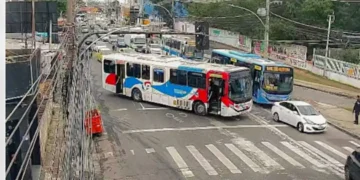 Criminosos usam ônibus em barricadas contra operação policial no Rio