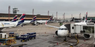 Anvisa atualiza regras de segurança sanitária para aviões e aeroportos