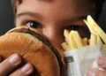Controle do colesterol deve começar na infância, alerta cardiologista