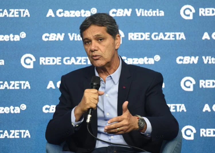 Ferraço diz ser contra a escala 6×1, mas defende transição negociada