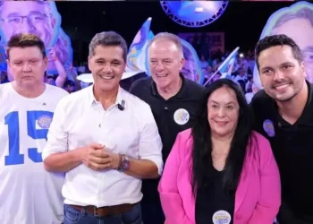 MDB lota casa de shows em Cariacica e oficializa Ricardo Ferraço e Rose de Freitas rumo às urnas