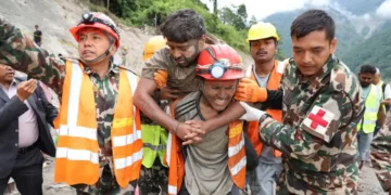 Nove dias após desastre, duas pessoas são resgatadas com vida no Nepal
