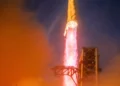 Starship realiza primeiro voo orbital e lança satélites