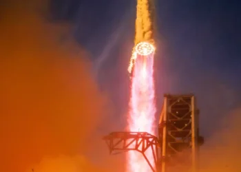 Starship realiza primeiro voo orbital e lança satélites