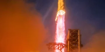 Starship realiza primeiro voo orbital e lança satélites