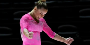 Flávia Saraiva é ouro nas assimétricas da Copa do Mundo de ginástica