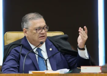 Dino e Zanin votam para julgar Moraes e Mendonça na mesma sessão