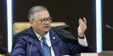 Dino e Zanin votam para julgar Moraes e Mendonça na mesma sessão