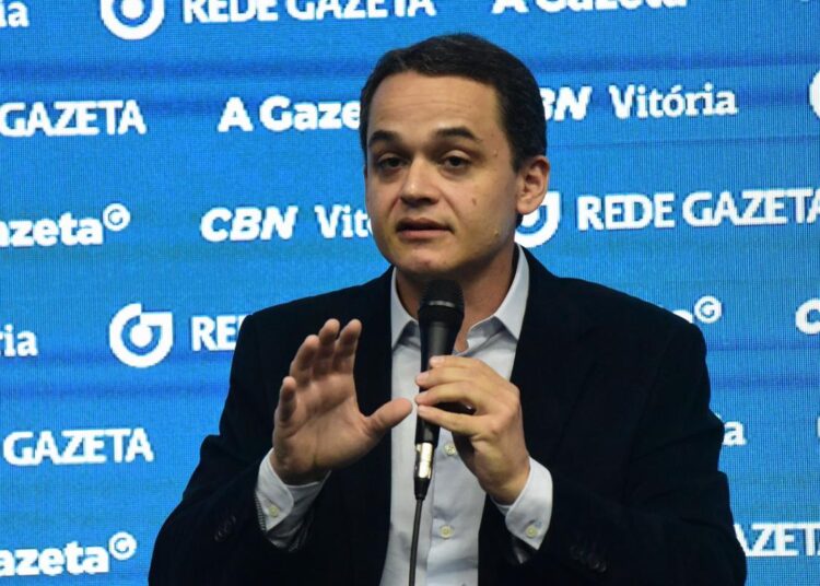Pazolini promete cortar comissionados e bancar escolas em tempo integral com a economia