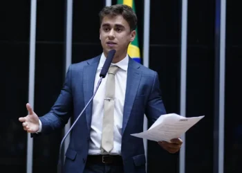 TSE manda Nikolas retirar postagem com desinformação sobre Lula