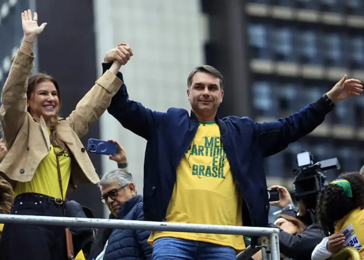 Flávio Bolsonaro propõe enxugar Estado e endurecer ações de segurança